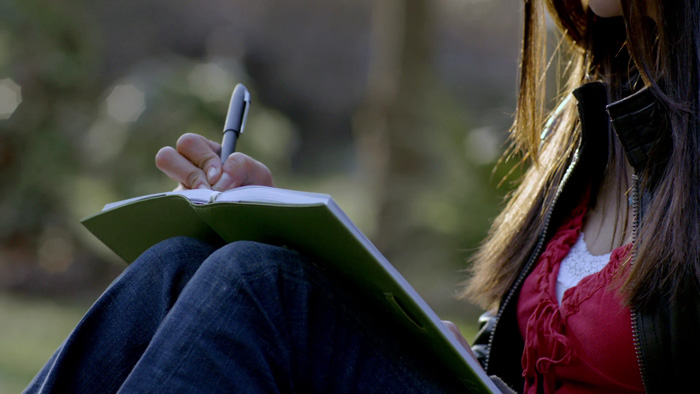 Chica escribiendo un diario