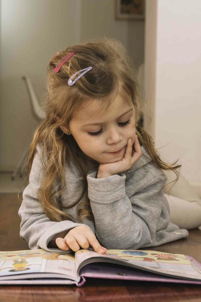 Niña leyendo