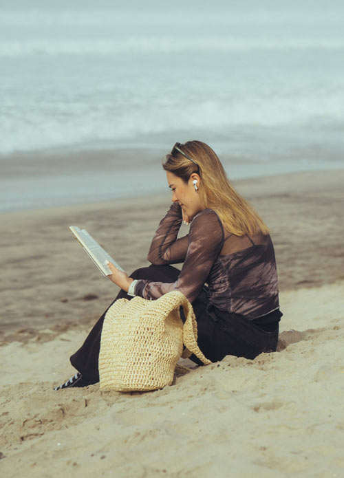 lectora en la playa