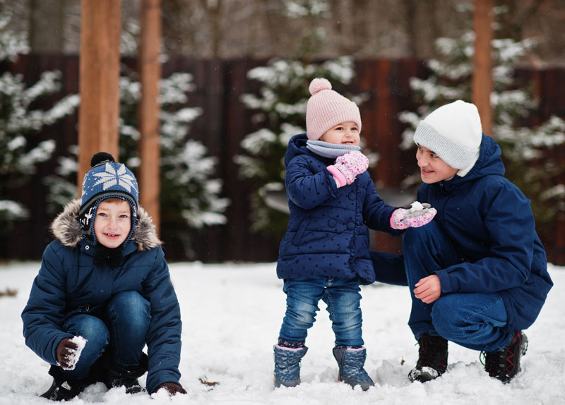 niños jugando en la nieve